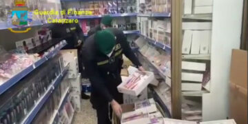 Scoperto dalla Finanza laboratorio clandestino di mascherine chirurgiche, Sequestrati  10.000 dispositivi