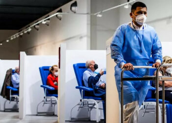 Vaccini anti-Covid, attivata la prenotazione per gli over 70