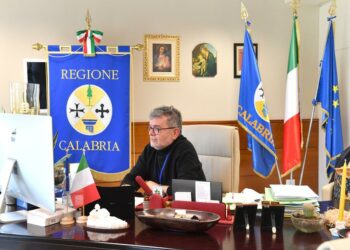 Regione Calabria, Sprirlì: “Scuole superiori favoriscano la dad, ristorazione solo a domicilio o d’asporto”