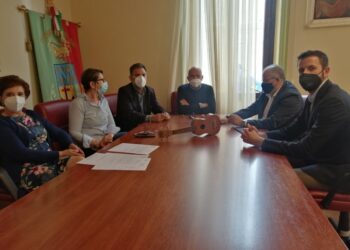 Consegnato l’ukulele alla Provincia di Crotone, sarà esposto nella sede della Lega Navale
