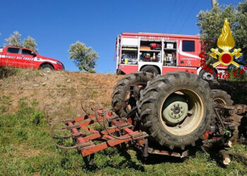 Finisce fuori strada con il trattore, muore 50enne