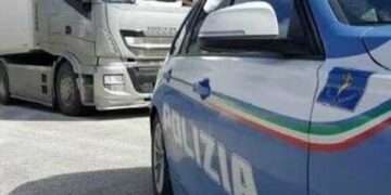 La Polizia Stradale di Crotone sequestra carico di ovini abusivo sulla SS106: denunciato il conducente
