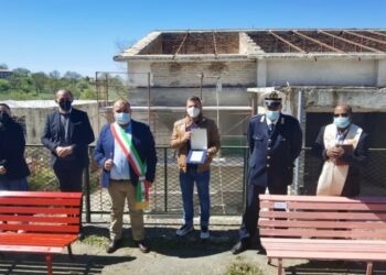 Panchina rossa e rosa nel comune di Umbriatico