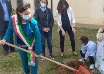 I bambini della “Karol Wojtyla” di Isola piantumano gli alberi Falcone e Borsellino