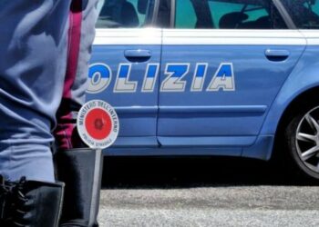 Giovane colpito con pugno al volto sul lungomare di Crotone, aggressore inseguito a piedi dai poliziotti: arrestato
