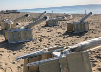 Atto intimidatorio in spiaggia anche al Lido Aquarama di Cirò Marina: presi di mira ombrelloni e sdraio