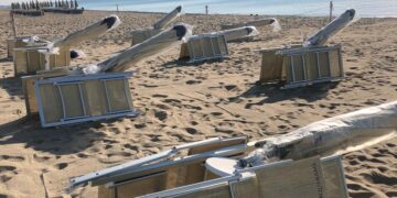 Atto intimidatorio in spiaggia anche al Lido Aquarama di Cirò Marina: presi di mira ombrelloni e sdraio