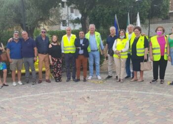 Cirò Marina: inaugurate 3 panchine gialle nella villetta della Montagnella, donate dal Lions Club Cirò Krimisa