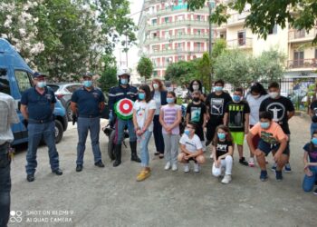 Continua a Crotone la distribuzione dei diari della Polizia di Stato