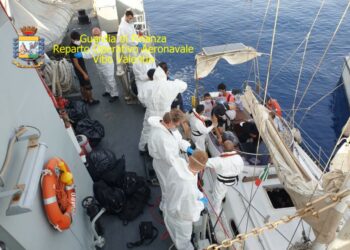 Crotone, la Finanza intercetta imbarcazione con 28 migranti a bordo e ferma due turchi