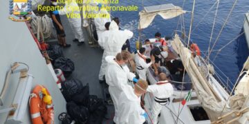 Crotone, la Finanza intercetta imbarcazione con 28 migranti a bordo e ferma due turchi