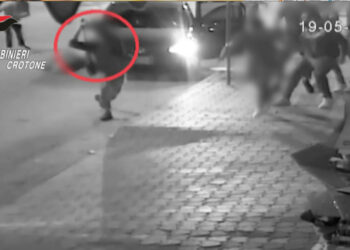 Cutro. Ragazza interrompe relazione, ragazzo con 10 persone prendono a calci e pugni padre e fratello: arrestati