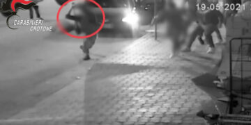 Cutro. Ragazza interrompe relazione, ragazzo con 10 persone prendono a calci e pugni padre e fratello: arrestati