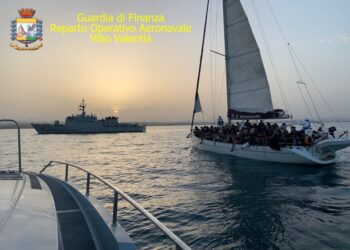 Due Yacht a vela cariche di migranti intercettati dalla Finanza e scortate a Crotone, fermati due sospetti trafficanti