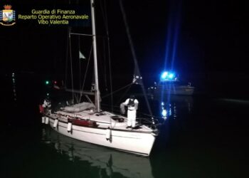 Due imbarcazioni a vela cariche di migranti intercettate dalla finanza a Punta Alice e Capo Colonna