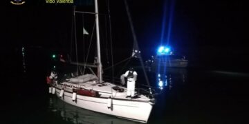 Due imbarcazioni a vela cariche di migranti intercettate dalla finanza a Punta Alice e Capo Colonna