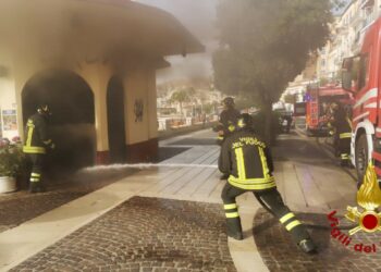 In fiamme il Bar del Lido balneare Exodus di Crotone, intervenuti i Vigili del Fuoco