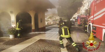 In fiamme il Bar del Lido balneare Exodus di Crotone, intervenuti i Vigili del Fuoco