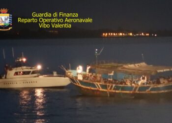 La Finanza intercetta grosso peschereccio provenienza nord africana con a bordo 89 migranti, fermati 6 trafficanti egiziani
