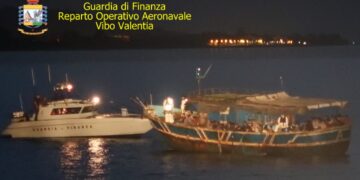La Finanza intercetta grosso peschereccio provenienza nord africana con a bordo 89 migranti, fermati 6 trafficanti egiziani