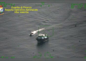 La Finanza intercetta in acque internazionali imbarcazione con 37 migranti, fermati 8 trafficanti di origine nordafricana