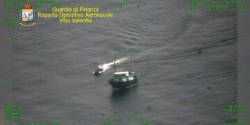 La Finanza intercetta in acque internazionali imbarcazione con 37 migranti, fermati 8 trafficanti di origine nordafricana