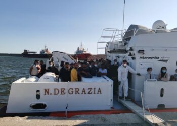 Sbarcati 127 migranti nel porto di Crotone, arrestati due scafisti