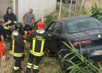 Tragedia a Crotone, rimane schiacciato dalla propria auto: muore sul colpo