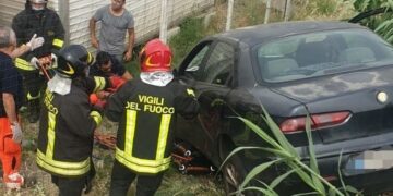 Tragedia a Crotone, rimane schiacciato dalla propria auto: muore sul colpo