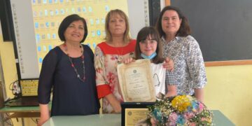 Crucoli, premiata l’alunna Rosalia Capalbo per capacità negli studi ed altre doti personali
