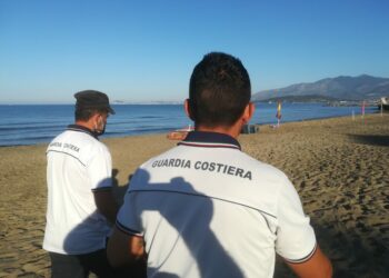 Strutture in legno sul litorale di Cariati, denuncia della Guardia Costiera per occupazione abusiva