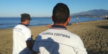 Strutture in legno sul litorale di Cariati, denuncia della Guardia Costiera per occupazione abusiva