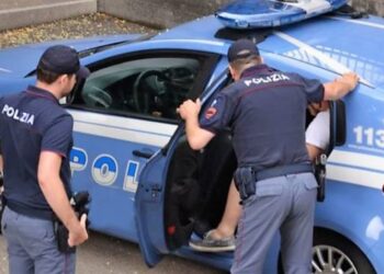 Tenta di corrompere quattro poliziotti durante un controllo: 30enne arrestato a Crotone