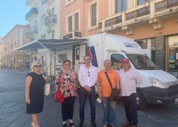 18 donatori davanti al comune di Crotone in Piazza della resistenza per donare un po’ del proprio sangue