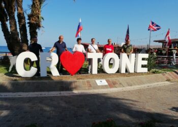 Confcommercio dona a Crotone la scritta con il nome della città