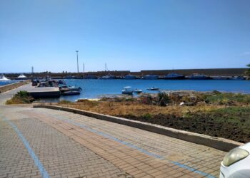Isola Capo Rizzuto: ripulito il porto peschereccio di Le Castella