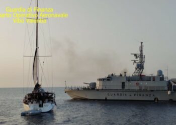 La Finanza intercetta imbarcazione carica di migranti nei pressi di capo spartivento (RC), a bordo in 95 fra uomini, donne e minori