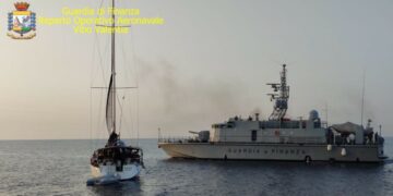 La Finanza intercetta imbarcazione carica di migranti nei pressi di capo spartivento (RC), a bordo in 95 fra uomini, donne e minori