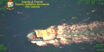 La Finanza intercetta un peschereccio con 78 migranti a bordo, libici ed egiziani