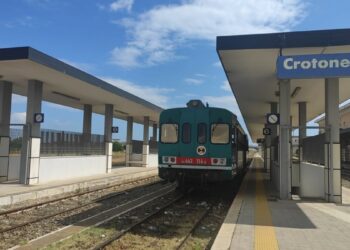 Ferrovia ionica crotonese lasciata con un misero trenino per prendere la Frecciarossa a Sibari