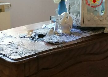 Principio incendio in abitazione a Crotone in via Filangeri, intervento dei Vigili del Fuoco