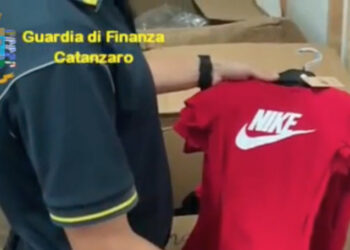 Sequestrati circa 6.000 capi di abbigliamento contraffatti, denunciati i titolari