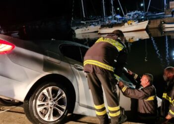 Tragedia sfiorata al porto di Cirò Marina: Auto finisce in mare, i tre riescono a salvarsi. VIDEO