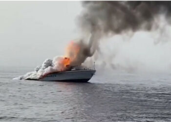 Unità navale della Finanza di Crotone è affondata dopo un incendio a bordo, salvi tutti i militari