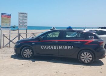 Demolite 8 baracche abusive sulla spiaggia libera della Marinella di Cirò