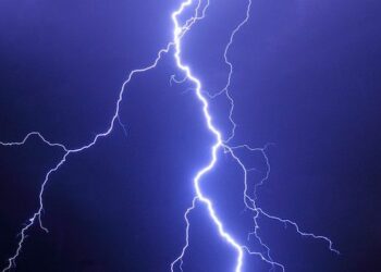 Tragedia per un “selfie di gruppo”: fulmine uccide 16 persone