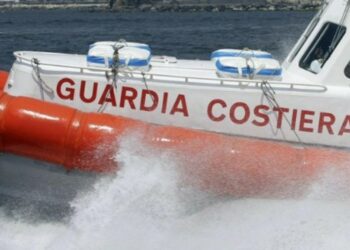 La Guardia costiera salva bagnante in difficoltà e un natante con il motore in avaria
