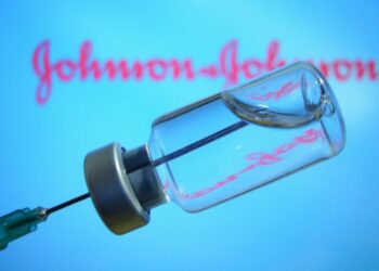 Coronavirus, Allerta FDA sul vaccino J&J: il vaccino Johnson & Johnson può provocare una rara patologia neurologica