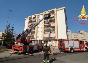 In fiamme appartamento al 5 piano in Via Saffo a Crotone