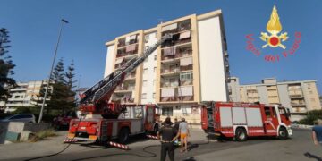 In fiamme appartamento al 5 piano in Via Saffo a Crotone
